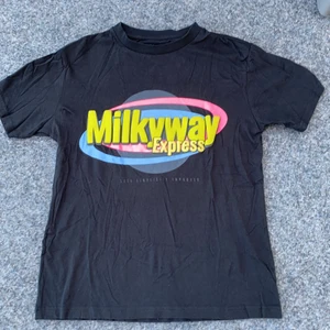 Svea T-shirt  - Jättefin T-shirt ifrån Svea, svart med ett tryck. Nyskick🤩 Bilden gör den lite blek men det är den inte