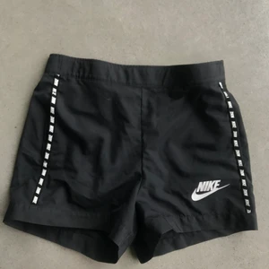 Nike shorts - Nike shorts, bra skick