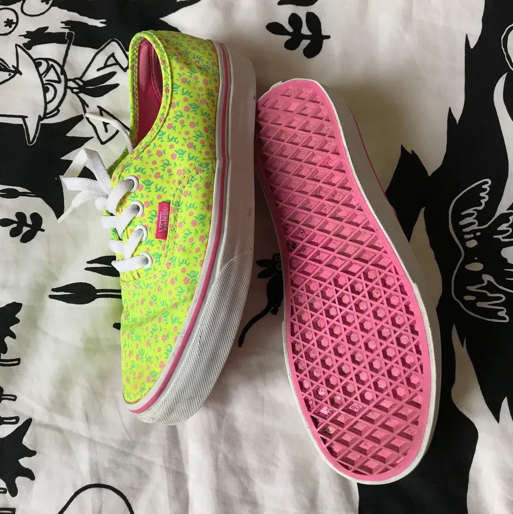 Sjukt snygga ljusgula eller nästan neongula vans i storlek US 5. Tror det är typ 37,5. Jag har haft dom som kan ha både 36 och 37. Små blommor på och superfint skick utöver en liten slitning bak i hälen! (Fråga mig ej varför alla mina skor får så? Vass häl?) Kan mötas i Stockholm eller skicka mot fraktkostnad! ✨🌷✨. Skor.