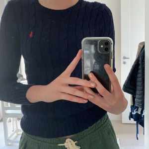 Kabelstickad tröja - Super fin tunn kabelstickadtröja från Polo. Perfekt till sommaren och våren💛🧚 Nyskick