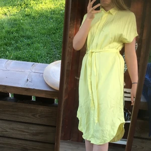 Skjortklänning - gul - Gul skjortklänning från Monki. Nyskick, använd en gång. Jag säljer p.g.a. att passformen var annorlunda än jag förväntat mig. Jag står för fraktkostnaden på 45 kr.