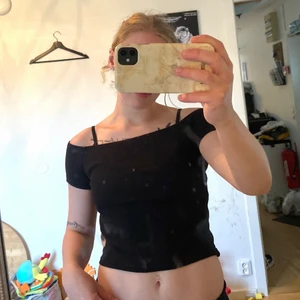 Crop top från H&M i stl M, fint skick  - H&M, stl M, använd kanske 2-3 gånger • Skickas med posten, frakten kostar 48:-