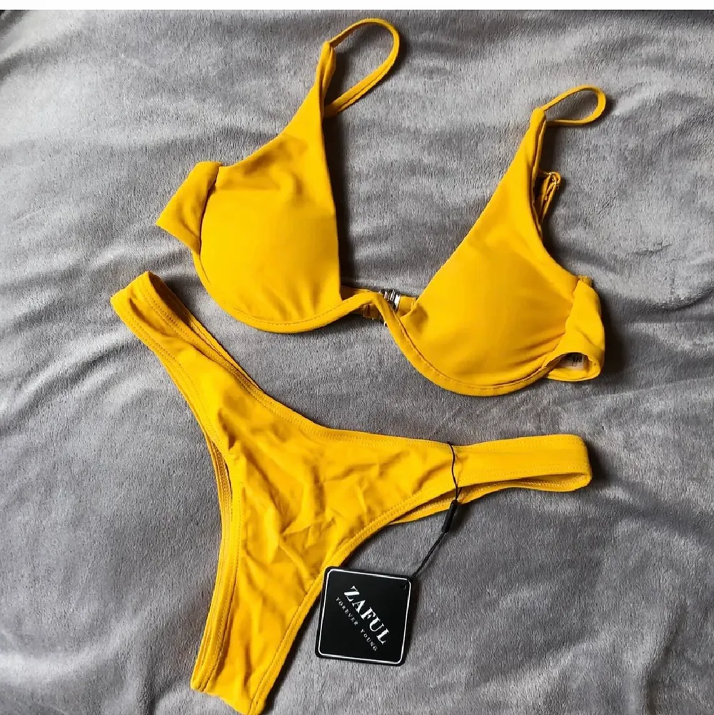 Supergullig gul bikini från zaful🤍 helt ny med lapp kvar!! Passar S och också SX, sitter jättefint på och det går att justera band💞. Övrigt.