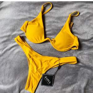 Supergullig gul bikini från zaful🤍 helt ny med lapp kvar!! Passar S och också SX, sitter jättefint på och det går att justera band💞