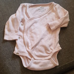 Body - Säljer en ljusrosa omlott body som är använd fåtal gånger och är i mycket gott skick.