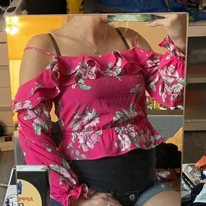 Sommartopp - Super fin blommig långärmadtopp med volang. Köpt från hm för 60kr. Storlek 34