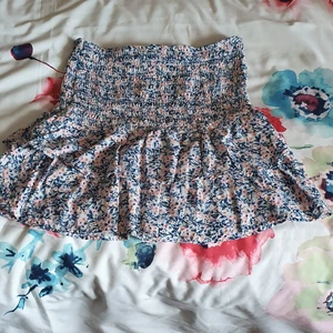 Söt kotton volongkjol  - I mycket bra skick och passar till summer. Användade cirka 2hanger.passar xxs_ a.finns fler bilder 