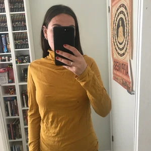 Senapsgul polotröja - Superskön polo tröja i senapsgul färg, passar S-M