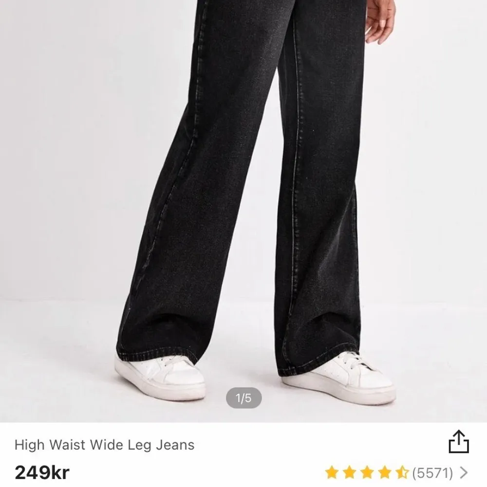 Super snygga svarta jeans. Tyvärr för små för mig så har bara provat dom, därav säljer jag också dom för samma pris jag köpt dom för. Köparen står för frakten 💞💕. Jeans & Byxor.