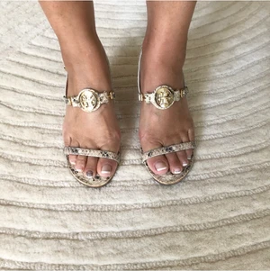 Söta skor Michael Kors - Supersnygga skor från Michael Kors. Skorna är i nyskick då jag aldrig hunnit använda dem. Perfekta till sommaren.