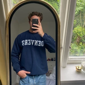 Denver Co sweatshirt - Riktigt snygg blå sweatshirt som sitter bra på modellen som är 183 cm lång och brukar bära L! Skriv om du har frågor🥰