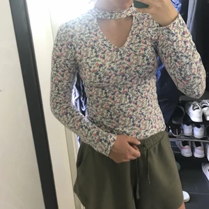 Blommig långärmad - Använd ett fåtal gånger, i topp skick! Stretchigt material från Cubus storlek S, köparen står för fraktkostnad🌟