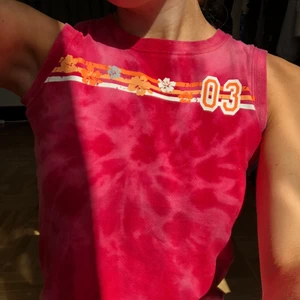 baby tee!! - supersöt baby tee köpt här på plick som jag nu säljer vidare! tiedyemönster och hawaiitryck🥺🥺🥺💘🥰