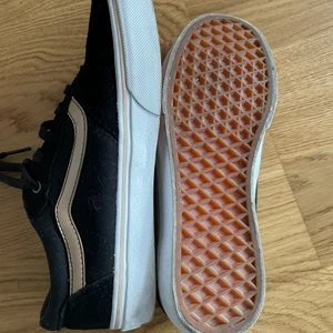 Unika vans  - Storlek 36. Hämtas i Älvsjö 