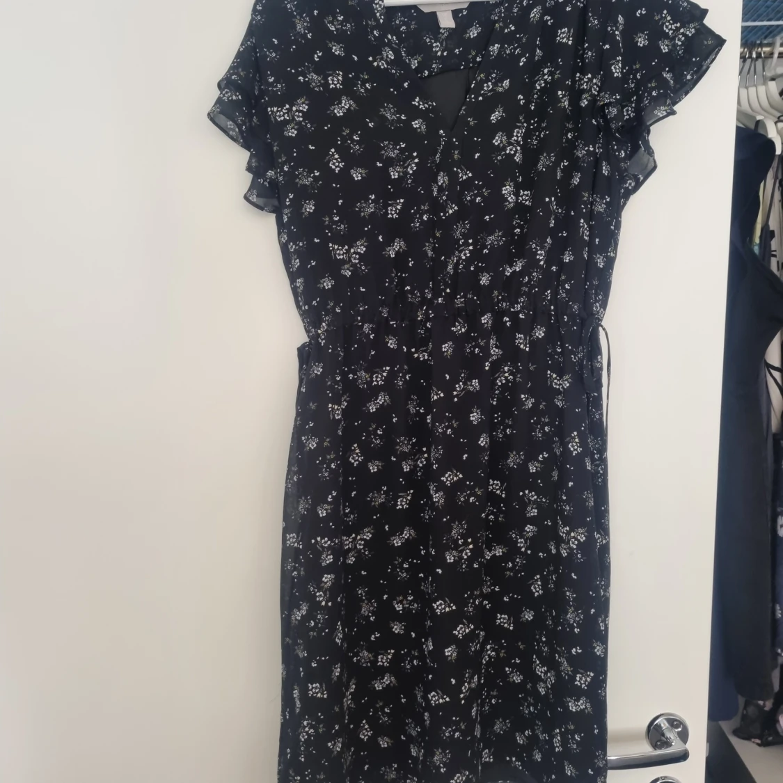 Oanvänd Svart blommig klänning HM - 90