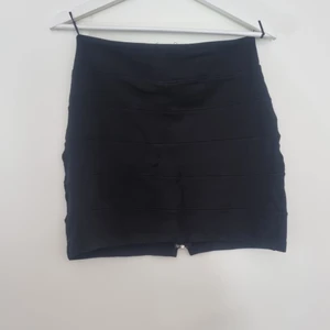 Svart kjol med dragkedja fram  - Svart kjol med dragkedja, kan bäras både med kedjan fram och bak. Använd, fint skick. 