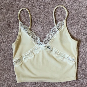 Topp  - Hej! Säljer denna fina oanvända topp som jag inte haft användning av. 