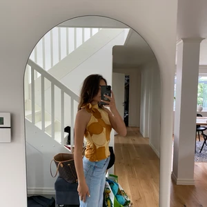 Sommar topp  - En topp som man knyter vid sidan av halsen. Jätte fint mönster i olika nyanser i gult! 