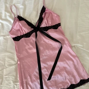 Satin dress (Lingerie)  - Passar inte som vardags klänning då den är kort (170cm). Men passar som en söt lingerie klänning/pyjamas 🥰.        