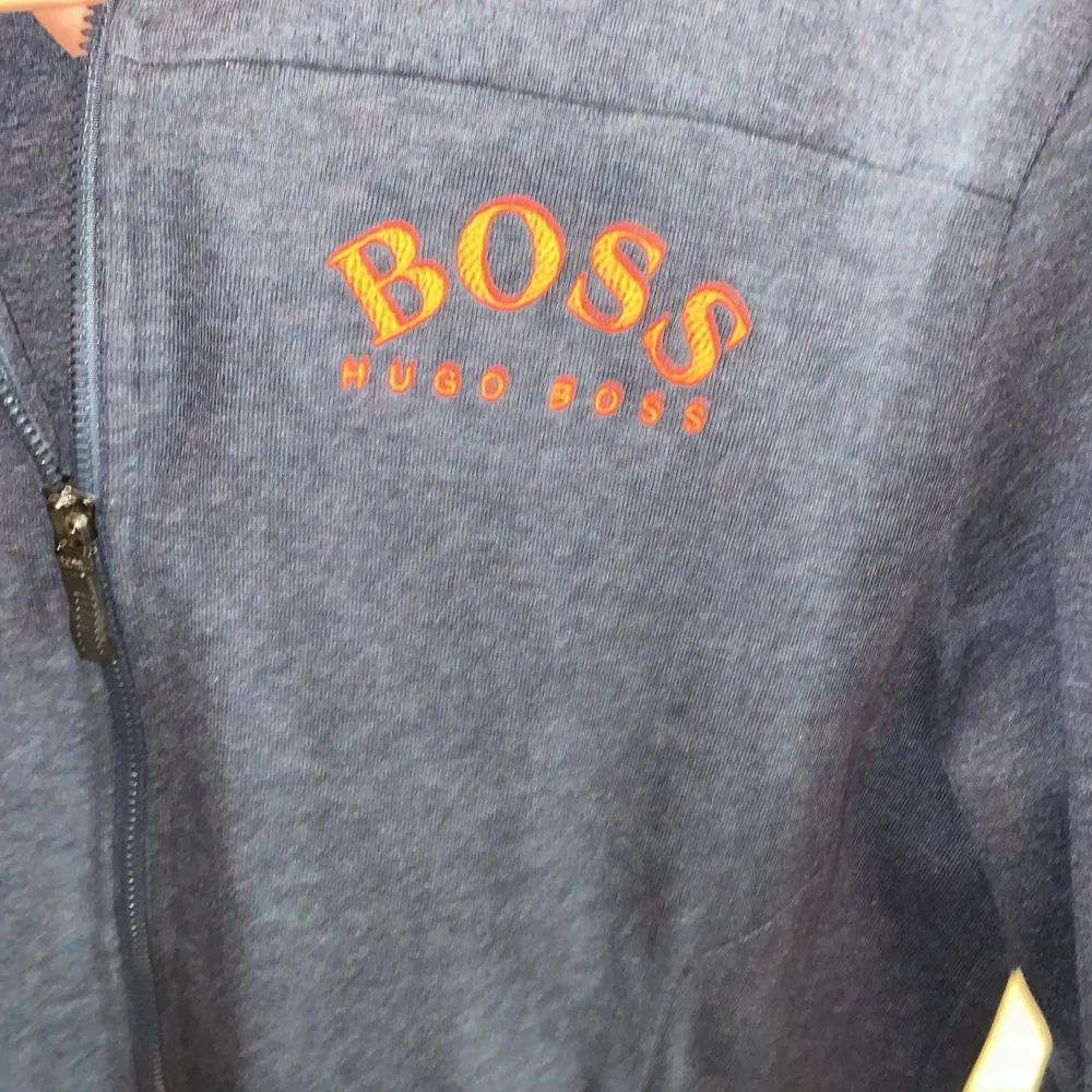 Hej, säljer min Hugo boss hoddie. Skicket är 10/10 då den är väldigt sparsamt använd( inga hål eller urtvättad). Storleken är S men skulle även passa till en M. Hoodies.