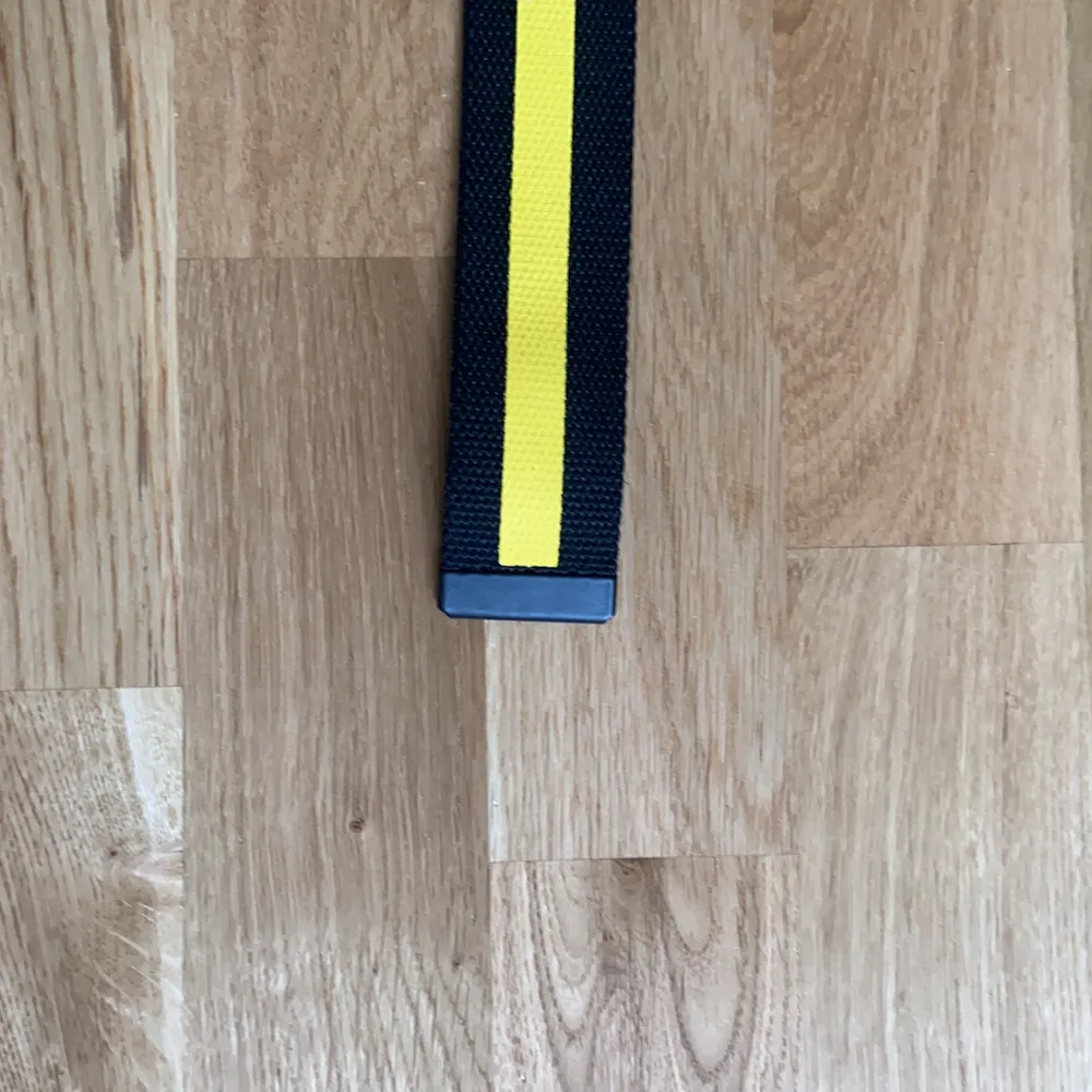 Ett jätte fint gult skärp, perfekt på sommmaren så man matchar med solen ☀️ Frakt kostnad: 10 kronor. . Muu.