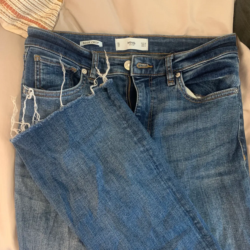 Bootcut jeans från Mango. Storlek 38, motsvarar S/M. Sitter fint på och framhäver kurvor.. Jeans & Byxor.