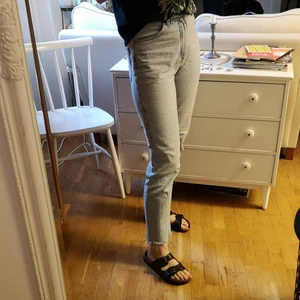 Monki jeans strl 36/38 - Högmidjade, fickor fram och bak, se färgen på sista bilden. Ca 72cm i midjan. 