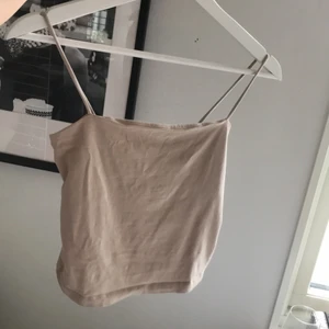 Beigt Gina linne - Knappt använt. Storlek S men är stretchiga. Frakt tillkommer (35kr). Lägger i brevlådan samma dag som den köpa.🤍