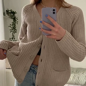 beige stickad kofta 🐁 - Mysig beige stickad tröja med knappar så man kan ha den antingen öppen eller stängd. Jättefin såhär till sommaren och passar en xs-m skulle jag gissa på (storlek xs på lappen). Frakt tillkommer, skriv vid intresse eller frågor 🦢