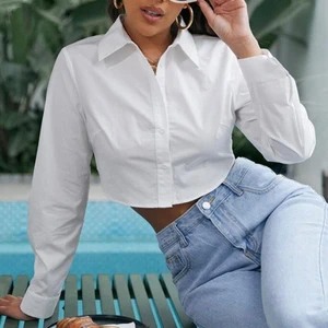 kort vit skjorta  - Hej! Säljer detta plagget för den inte passar mig, aldrig  andvänt (testad 2 gånger). Går att knäppa upp den om man vill eller ha den stängd. Väldigt fin och lätt att styla med. Hoppas den kommer till användning 