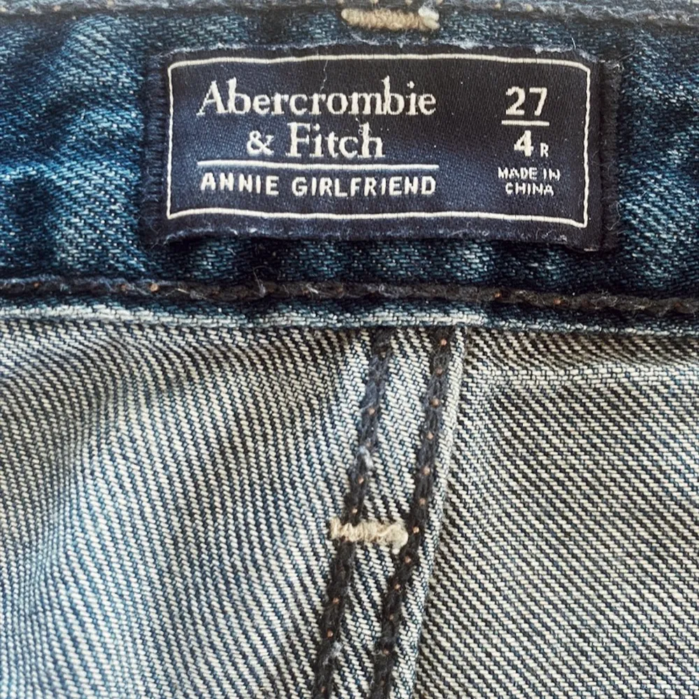 Jeans med blombroderier på högra benet 🌺  Storlek 27/4 (är som ett par 38a)  Köpta i Abercrombie & Fitch butik i LA.   Nypris ca 950kr.   Kolla gärna mina andra annonser - ger alltid paketpris 📦  Betalning via swish 💰   Skickas mot fraktkostnad - bjuder på frakten vid köp av mer än två saker ✅  Allt säljs nytvättat!   #abercrombiefitch #jeans. Jeans & Byxor.