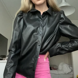 skinn blazer - oanvänd skinn ”blazer” (som även går att knäppa) i storlek S från h&m. Vid fler bilder eller frågor tveka inte med att fråga. Köparen står för fraktkostnaden.
