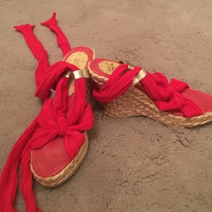 Groove - Använda men inga synliga defterter. Köpare står för frakten. Saknar storlek men uppskattar runt 36-37