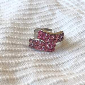Jättegullig ring med rosa stenar! Tyvärr har en lossnat :(. Nickelfri och reglerbar! 10kr || Du som köpare står för frakten på 12 kr