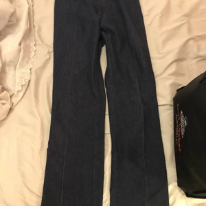 Kostymbyxor  - Kostymbyxor i tunnt jeansmaterial. Passar storlek s. Möts upp på Södermalm eller fraktar men då står köparen för frakten! 