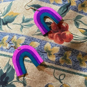 Handgjorda funky prideörhängen - Handgjorda prideörhängen i krympplast med den bisexuella flaggan. Tillverkar på beställning så vill du ha likadana eller med en annan sexualitet skicka en dm! Svarar gärna på frågor om produkten:)