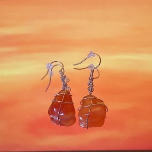 Karneol örhängen - Örhängen med karneol ✨ Om Karneol: Karneol hjälper en att lyssna på sin egna kraft och ger kreativitet, mod och styrka. Den skyddar mot avundsjuka, rädsla och hat och hjälper oss att släppa sorg. Den stimulerar även sexualiteten.