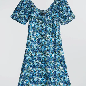 Gina tricot klänning  - Säljer min superfina sommarklänning från Gina Tricot. Köpt förra sommaren och knappt använd, köpt för ca 400🦋