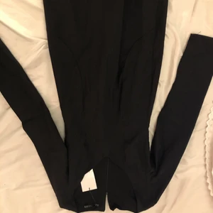 Oanvänd Zara klänning - Oanvänd då jag köpte två klänningar till nyår och blev att jag inte lämnade tillbaka denna som jag inte använde. Prislappen är kvar. Möts upp på Södermalm eller fraktar men då står köparen för frakten!