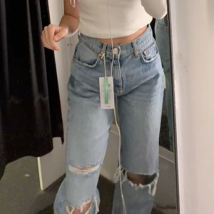 90’s jeans  - Använda 1 gång, fler bilder finns att få om intresse finns🤍.                                                  storlek 32.                                                            ord pris från gina: 600 kr  