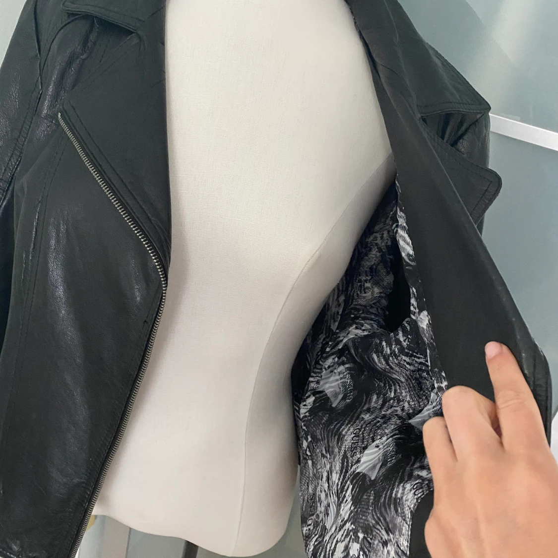 Guess skinnjacka mycket bra skick XL svart  - 91