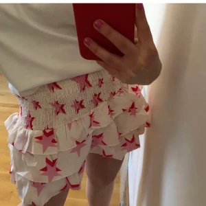 Superfinkjol - Säljer denna fina sommarkjolen som är i storlek M, men den passar en S oxå! Hyfsat töjbar kjol❤️Har bud på 300