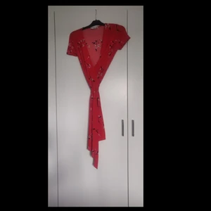 Omlottklänning från Mango - Somrig omlottklänning i en fin röd färg. Stretching och skönt material. 