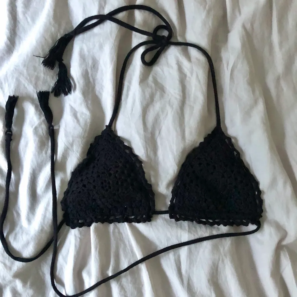 Super söt svart virkad bikini top som jag säljer då den är för liten för mig:( fint skick, skulle säga att den passar XS/S. Köparen står för frakten💕. Stickat.