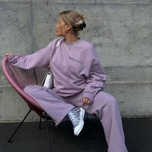 Nicki studios x Gina  - Säljer mitt lila nicki studios set från deras villan med Gina tricot. Säljer detta på grund av att det är aldeles förstora på mig. Fint det och inte använd många gånger (BILDERNA ÄR LÅNADE) kanske kan tänka mig att sälja enskilt beror på lite. Storlek på byxor är L och storlek på sweatshirt är S men den är väldigt oversized som nästan en L