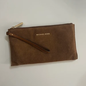 Michael kors clutch suede - Clutch köpt i butiken på Biblioteksgatan i Stockholm. 