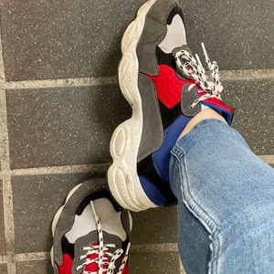 Sneakers  - Säljer den pga använder inte dem 