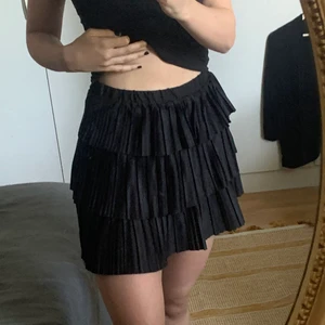 Svart volangkjol från zara - Så fin svart plisserad volangkjol från zara i strl S, satinlikt material❤️ 