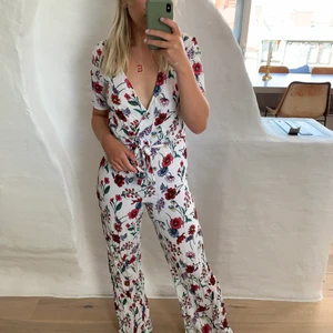 Jumpsuit  - Söt somrig jumpsuit från Vila. Sparsamt använd. Storlek 36! 