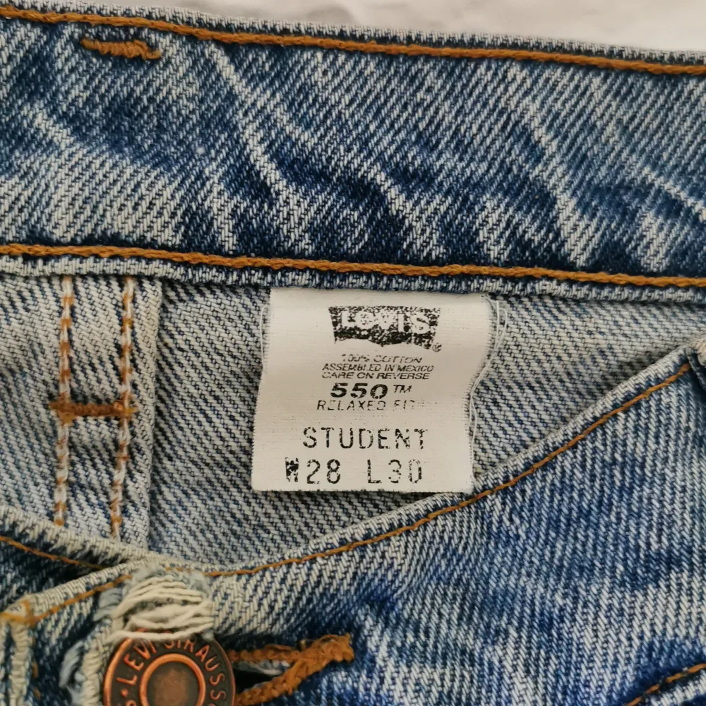 Skitsnygga vintage ljusblå Levis jeans 550 relaxed fit. Lite slitage mellan benen men inget som stör/syns. Står w 28/L 30 i dom. Dom är ganska små skulle säga xs-s. Ca 73 cm i midjemått. Farkut & Housut.